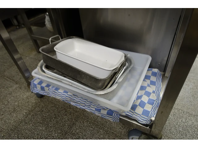 Verrijdbare inox kar + inhoud - afbeelding 4 van  5