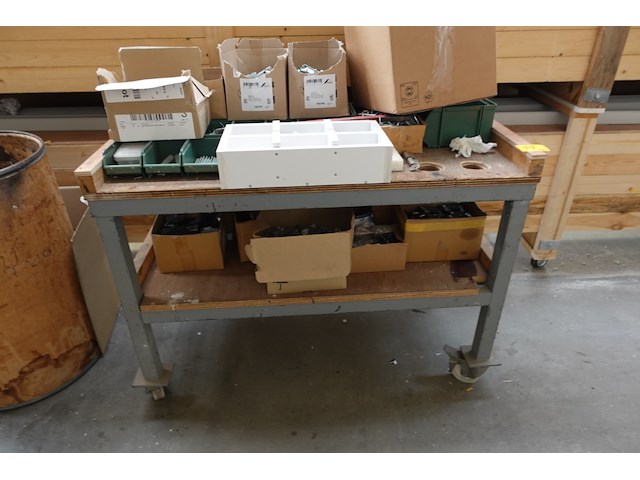 Verrijdbare kar met ijzerwaren - afbeelding 1 van  6