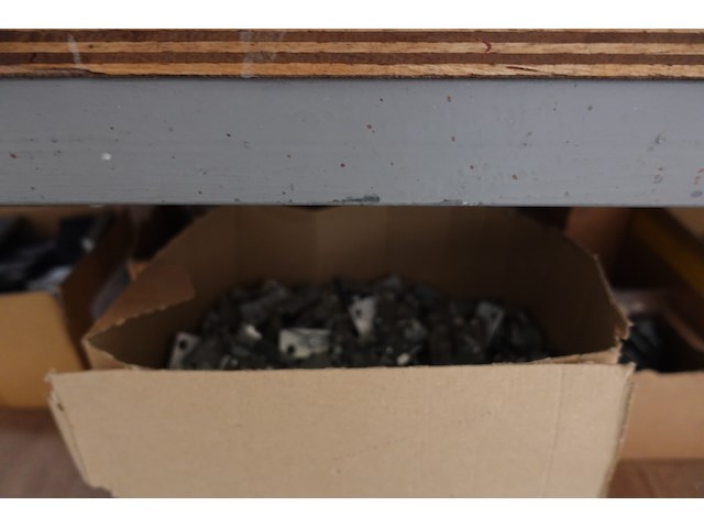 Verrijdbare kar met ijzerwaren - afbeelding 3 van  6