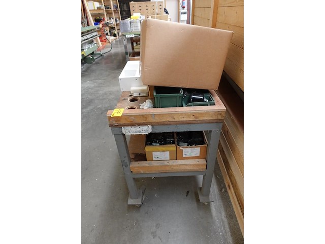 Verrijdbare kar met ijzerwaren - afbeelding 6 van  6