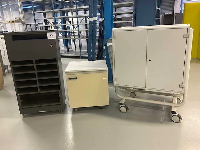 Verrijdbare kasten (3x) - afbeelding 1 van  7