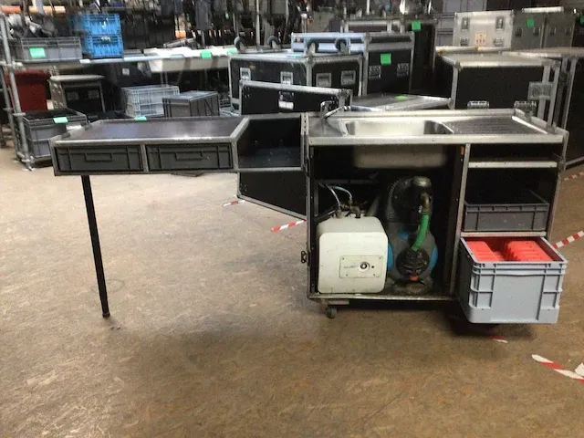 Verrijdbare keuken flightcase kit - spoelbak, warm water, servies, werkblad - met waterpomp en afvoerpomp - tafelkleed - afbeelding 1 van  5