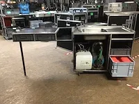 Verrijdbare keuken flightcase kit - spoelbak, warm water, servies, werkblad - met waterpomp en afvoerpomp - tafelkleed - afbeelding 1 van  5