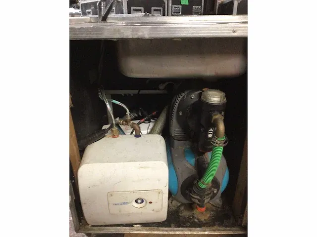 Verrijdbare keuken flightcase kit - spoelbak, warm water, servies, werkblad - met waterpomp en afvoerpomp - tafelkleed - afbeelding 2 van  5