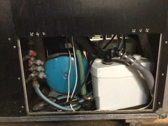 Verrijdbare keuken flightcase kit - spoelbak, warm water, servies, werkblad - met waterpomp en afvoerpomp - tafelkleed - afbeelding 3 van  5