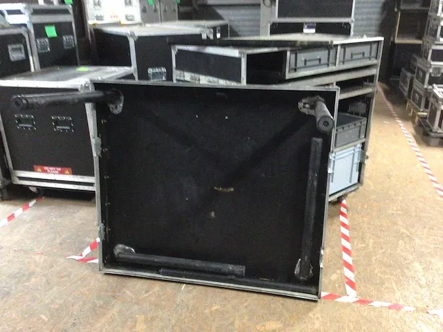 Verrijdbare keuken flightcase kit - spoelbak, warm water, servies, werkblad - met waterpomp en afvoerpomp - tafelkleed - afbeelding 4 van  5