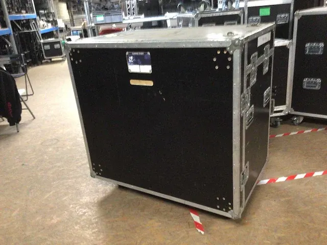 Verrijdbare keuken flightcase kit - spoelbak, warm water, servies, werkblad - met waterpomp en afvoerpomp - tafelkleed - afbeelding 5 van  5