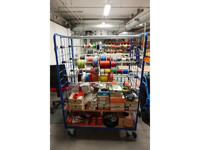 Verrijdbare magazijnkar + inhoud elektrische kabels - afbeelding 1 van  5