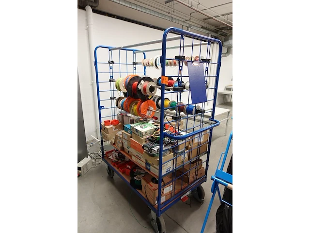 Verrijdbare magazijnkar + inhoud elektrische kabels - afbeelding 2 van  5