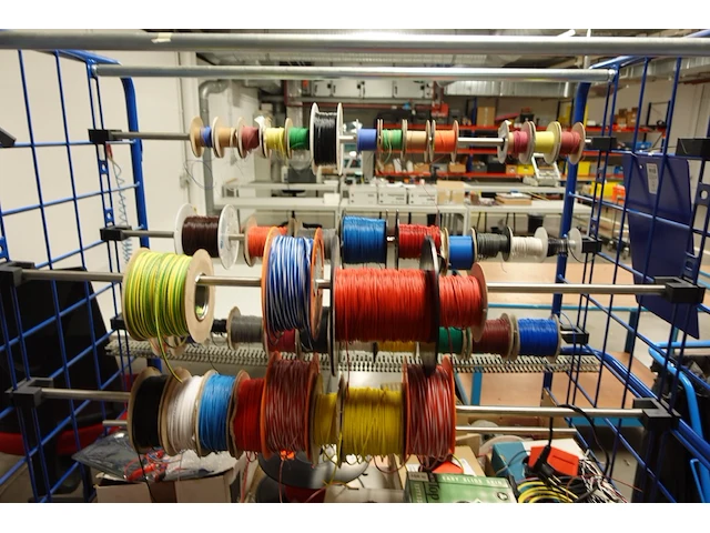 Verrijdbare magazijnkar + inhoud elektrische kabels - afbeelding 3 van  5