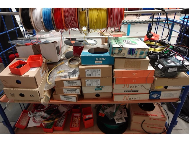 Verrijdbare magazijnkar + inhoud elektrische kabels - afbeelding 4 van  5