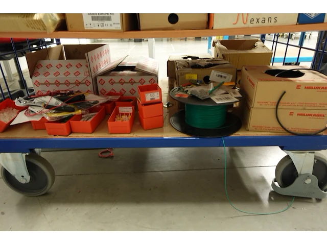 Verrijdbare magazijnkar + inhoud elektrische kabels - afbeelding 5 van  5