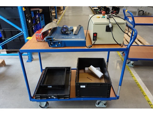 Verrijdbare magazijnkar + inhoud - afbeelding 1 van  4