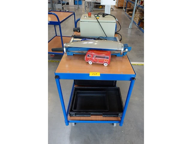 Verrijdbare magazijnkar + inhoud - afbeelding 2 van  4