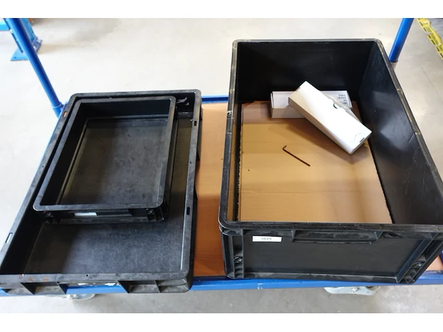 Verrijdbare magazijnkar + inhoud - afbeelding 4 van  4