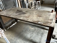 Verrijdbare metalen tafel