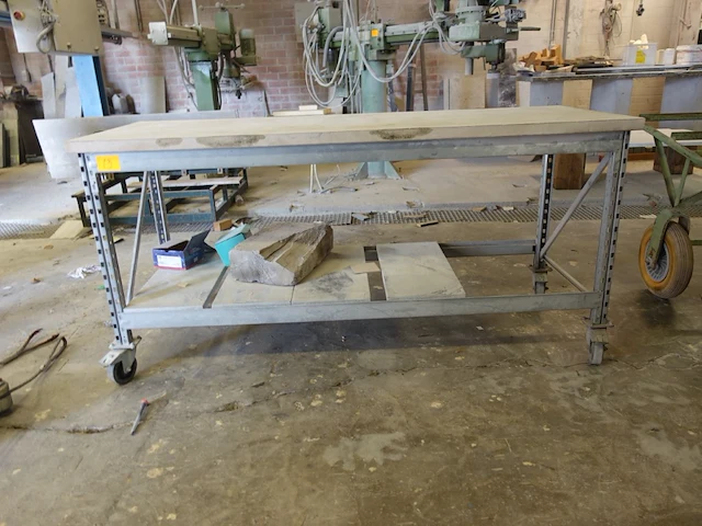 Verrijdbare metalen werktafel - afbeelding 1 van  3