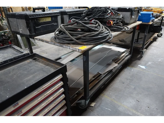 Verrijdbare metalen werktafel - afbeelding 1 van  2