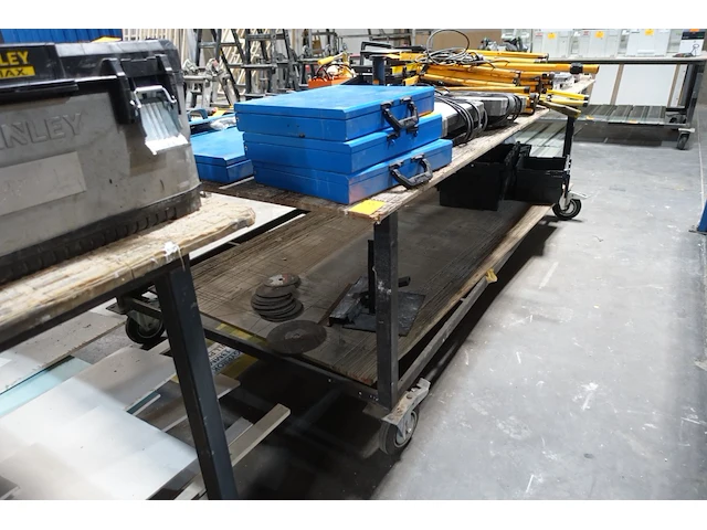 Verrijdbare metalen werktafel - afbeelding 1 van  2