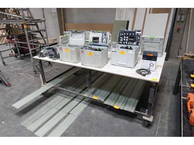 Verrijdbare metalen werktafel - afbeelding 2 van  2