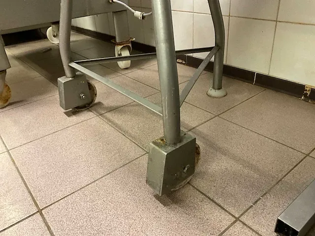 Verrijdbare rvs bolmengbak - afbeelding 2 van  3