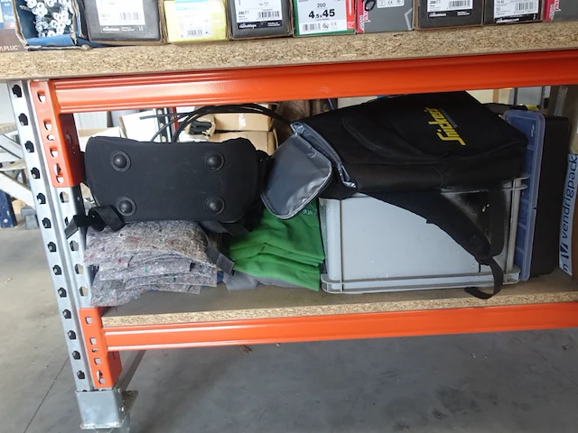 Verrijdbare tafel met inhoud - afbeelding 2 van  14