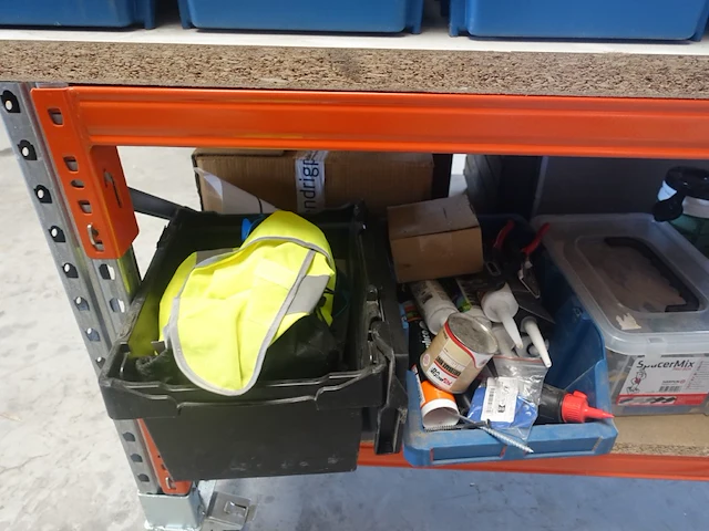 Verrijdbare tafel met inhoud - afbeelding 3 van  14