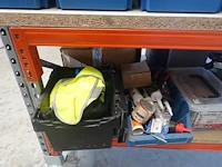 Verrijdbare tafel met inhoud - afbeelding 3 van  14