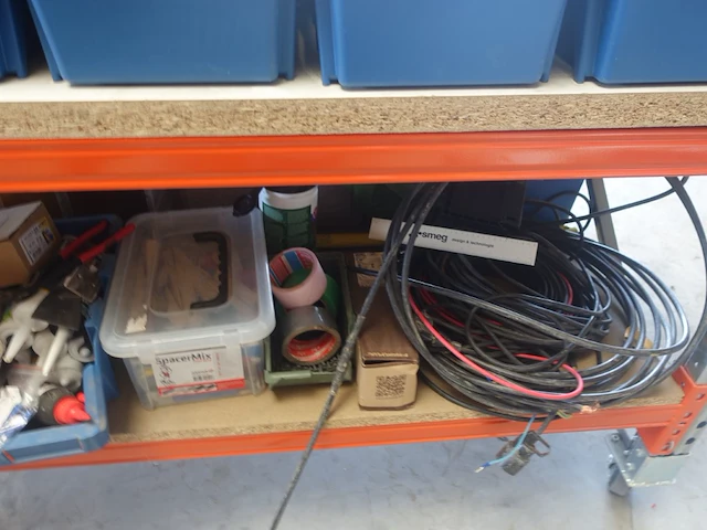Verrijdbare tafel met inhoud - afbeelding 4 van  14