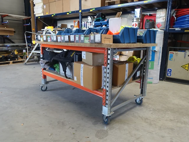 Verrijdbare tafel met inhoud - afbeelding 6 van  14