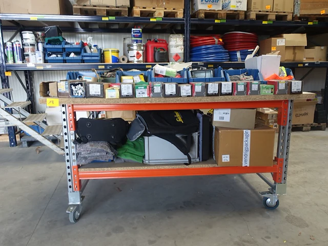 Verrijdbare tafel met inhoud - afbeelding 1 van  14