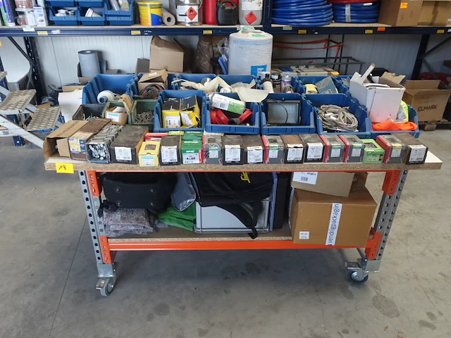 Verrijdbare tafel met inhoud - afbeelding 7 van  14