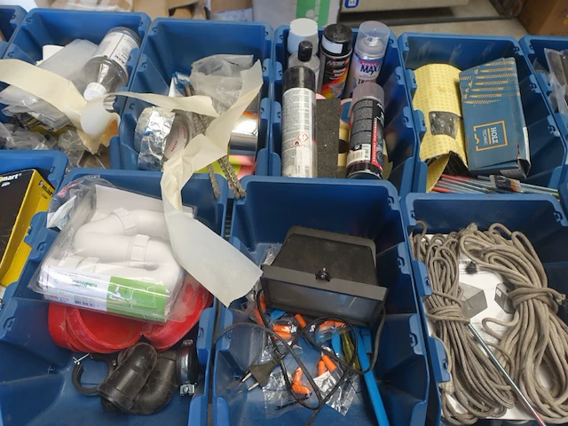Verrijdbare tafel met inhoud - afbeelding 9 van  14