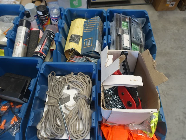 Verrijdbare tafel met inhoud - afbeelding 10 van  14