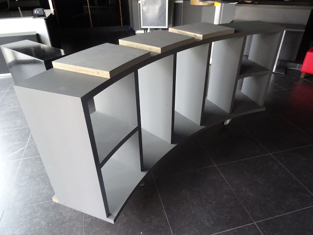 Verrijdbare toog + verrijdbaar presentatiemeubel - afbeelding 2 van  4