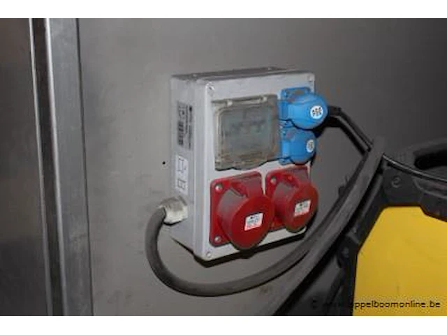 Verrijdbare werktafel vv bankschroef en plooier, elektra voorzien - afbeelding 4 van  4