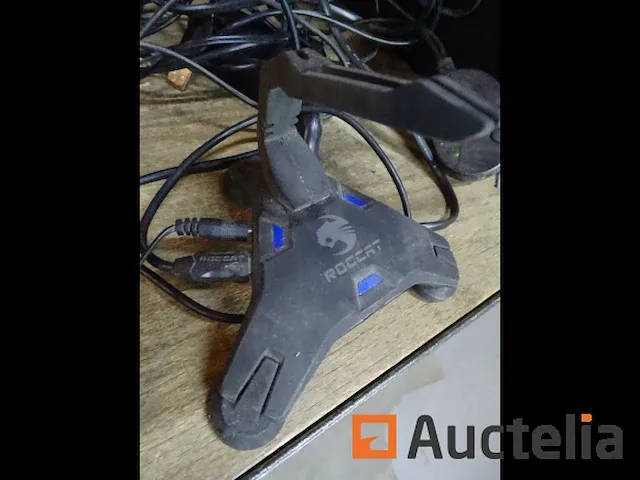 Verschillend artikelen (computers, baffle, boxes, .) - afbeelding 1 van  8