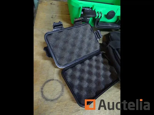 Verschillend artikelen (computers, baffle, boxes, .) - afbeelding 5 van  8