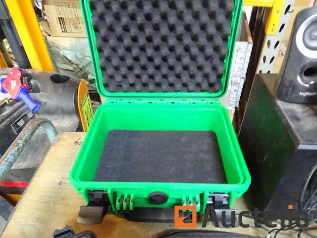 Verschillend artikelen (computers, baffle, boxes, .) - afbeelding 6 van  8