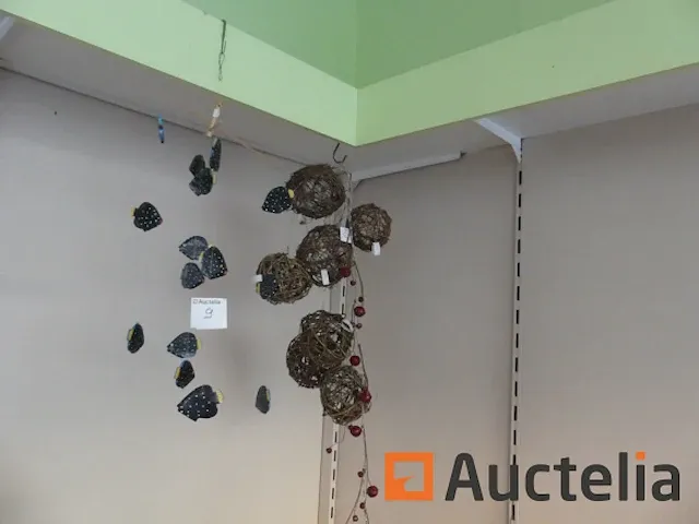 Verschillend decoraties, pallets, antieke houten kratten, tafels, kunstmatige floral assemblage,... - afbeelding 2 van  10