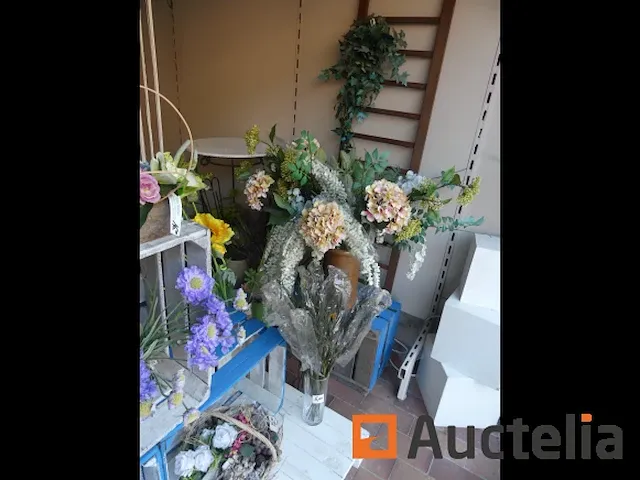 Verschillend decoraties, pallets, antieke houten kratten, tafels, kunstmatige floral assemblage,... - afbeelding 1 van  10