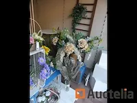 Verschillend decoraties, pallets, antieke houten kratten, tafels, kunstmatige floral assemblage,... - afbeelding 1 van  10