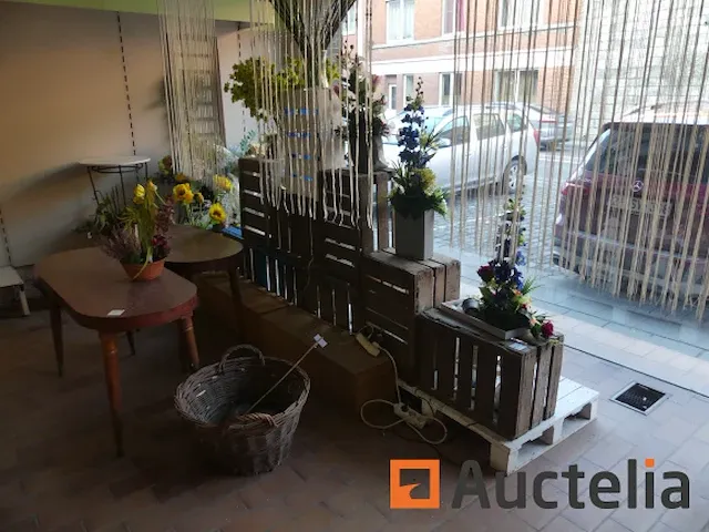 Verschillend decoraties, pallets, antieke houten kratten, tafels, kunstmatige floral assemblage,... - afbeelding 3 van  10