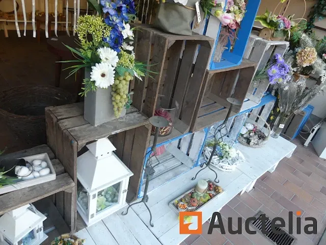 Verschillend decoraties, pallets, antieke houten kratten, tafels, kunstmatige floral assemblage,... - afbeelding 4 van  10