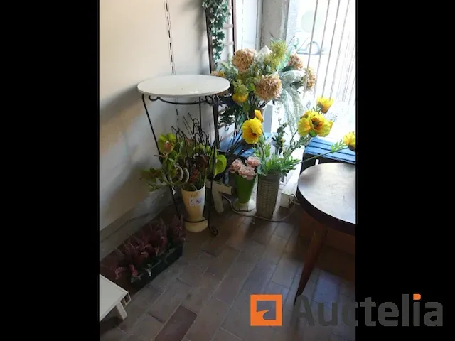 Verschillend decoraties, pallets, antieke houten kratten, tafels, kunstmatige floral assemblage,... - afbeelding 5 van  10