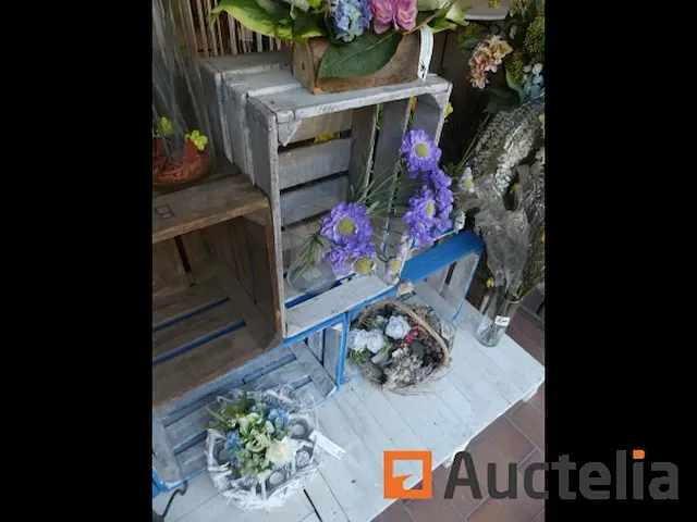 Verschillend decoraties, pallets, antieke houten kratten, tafels, kunstmatige floral assemblage,... - afbeelding 6 van  10
