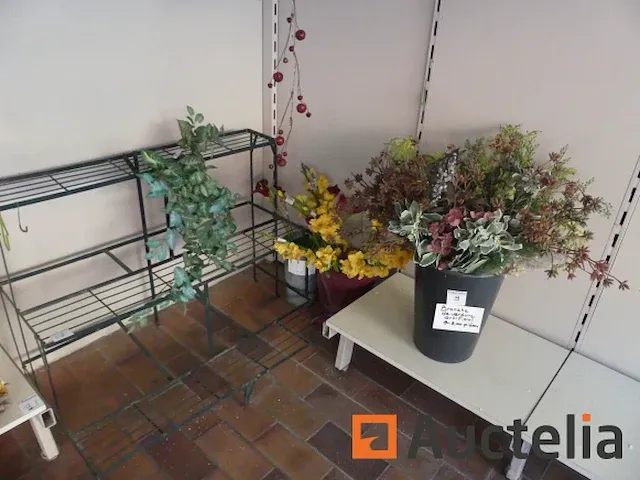 Verschillend decoraties, pallets, antieke houten kratten, tafels, kunstmatige floral assemblage,... - afbeelding 8 van  10