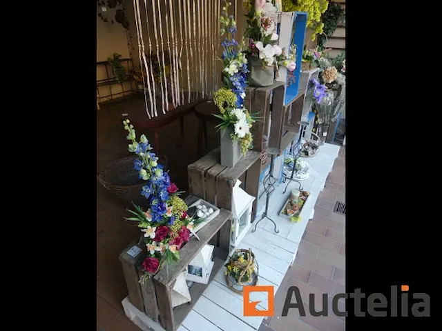 Verschillend decoraties, pallets, antieke houten kratten, tafels, kunstmatige floral assemblage,... - afbeelding 9 van  10