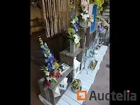 Verschillend decoraties, pallets, antieke houten kratten, tafels, kunstmatige floral assemblage,... - afbeelding 9 van  10