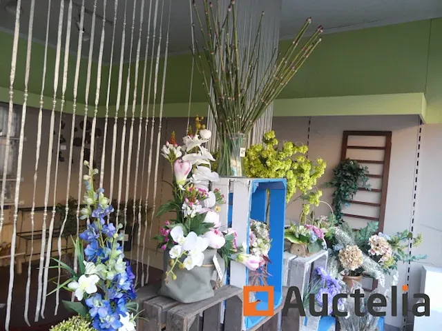 Verschillend decoraties, pallets, antieke houten kratten, tafels, kunstmatige floral assemblage,... - afbeelding 10 van  10